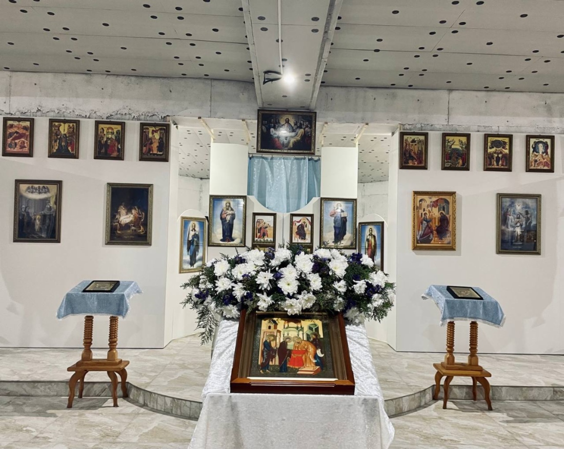 В помещении храма