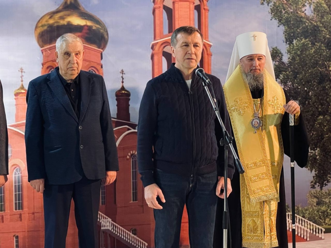 Геннадий Нараев ( в центре)