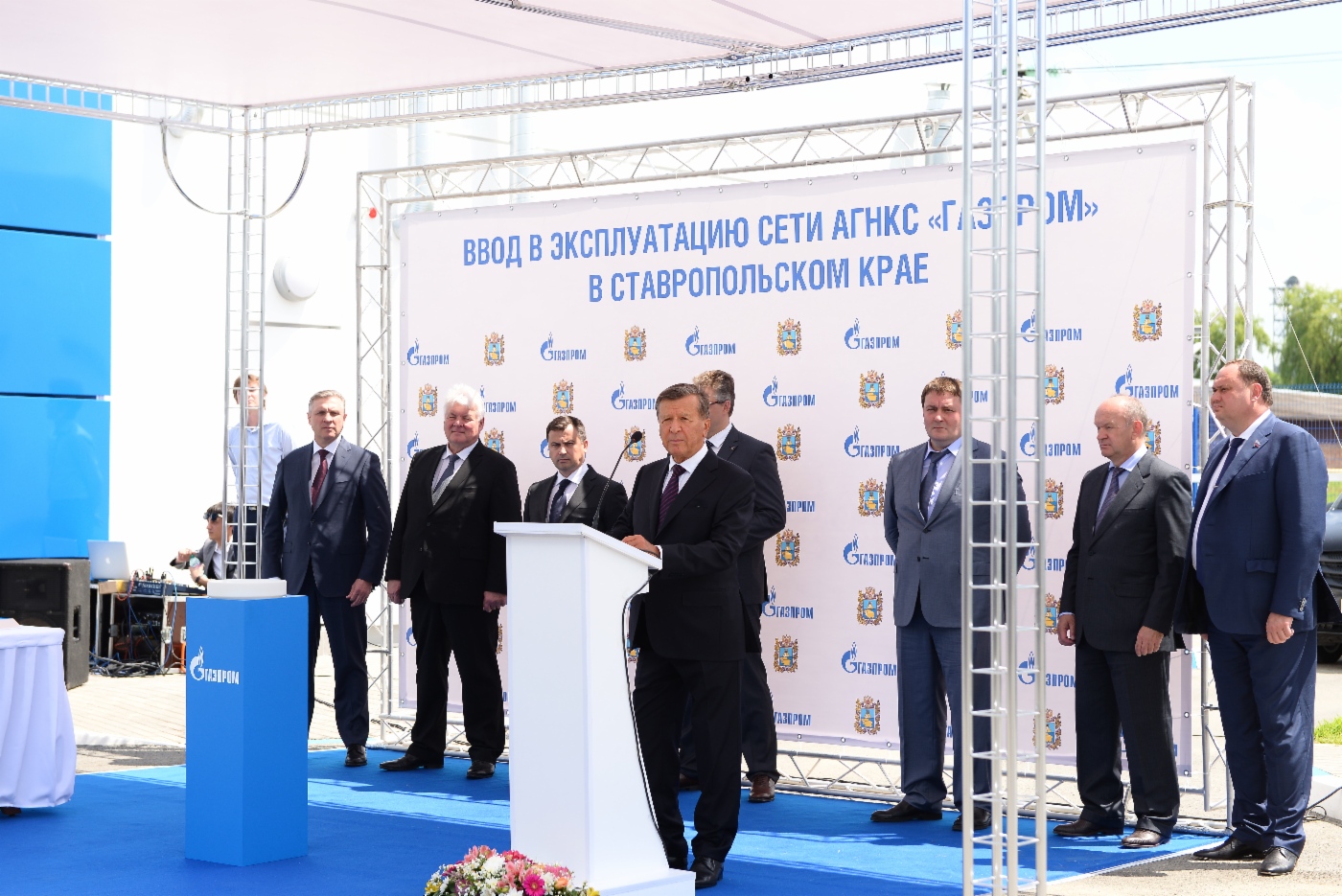 Виктор Зубков во время церемонии открытия новых автомобильных газонаполнительных компрессорных станций «Газпрома» в Ставропольском крае