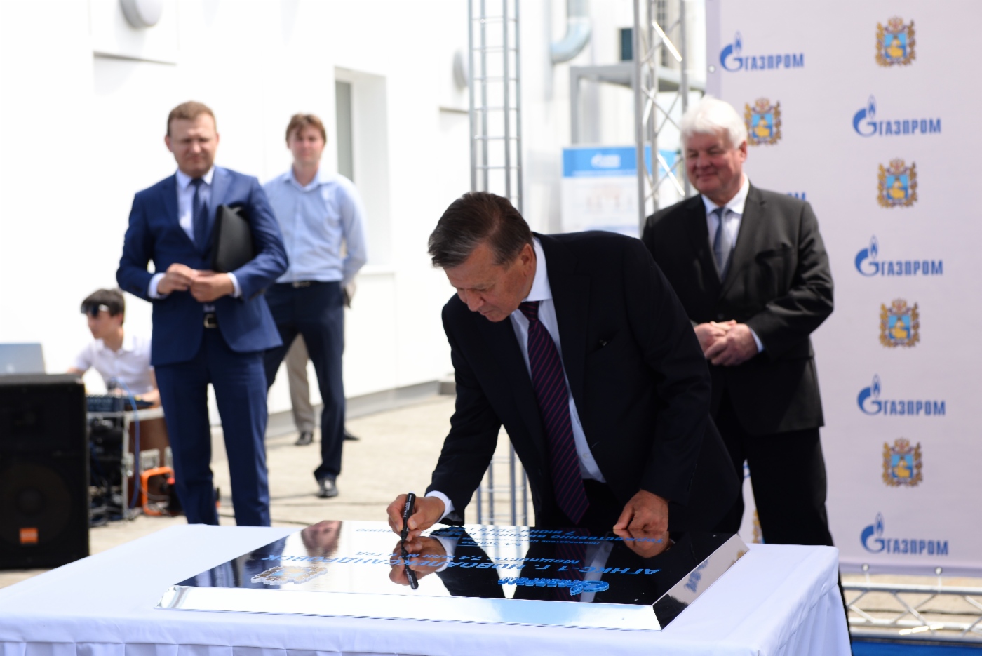 Виктор Зубков во время церемонии открытия новых автомобильных газонаполнительных компрессорных станций «Газпрома» в Ставропольском крае