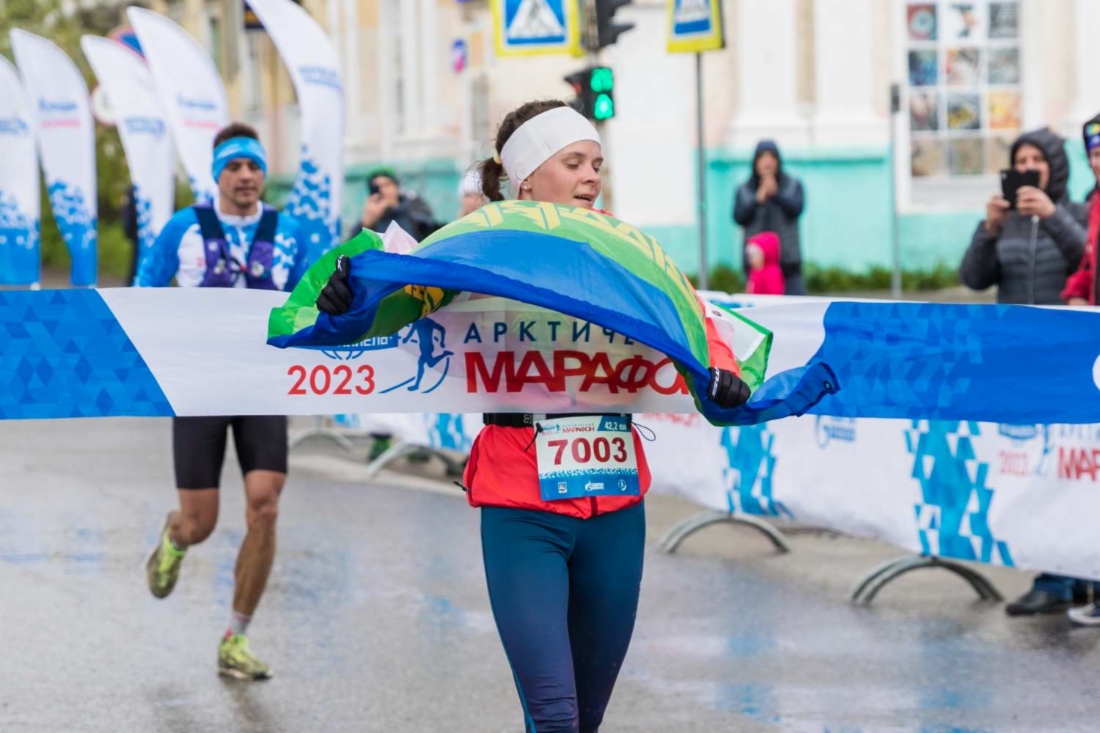 Арктический марафон 2023, Воркута. Победительница марафонской дистанции в 42,2 км Татьяна Васильевна Никулина (г. Сыктывкар) — 03:04:32
