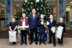 А некоторые дети из социальных семей побывали в главном корпусе «Газпром трансгаз Сургут» и получили подарки из рук генерального директора Олега Ваховского