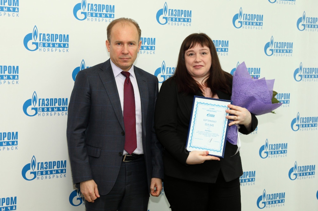 Заместитель генерального директора по управлению персоналом Андрей Колесниченко и один из победителей конкурса — Людмила Крюкова, учредитель коррекционного центра «Белая сова»