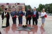 Начальник службы по связям с общественностью и СМИ ООО «Газпром добыча шельф Южно-Сахалинск» Татьяна Киреева (справа) возлагает цветы к Вечному огню