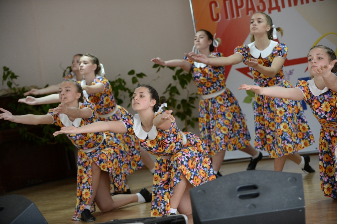 На сцене дома культуры ст. Рождественской хореографический ансамбль «Незабудка»