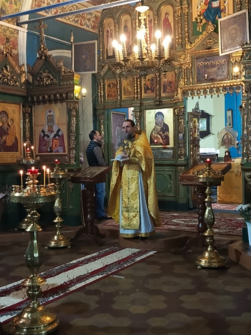 Протоиерей Вадим ведет службу в храме