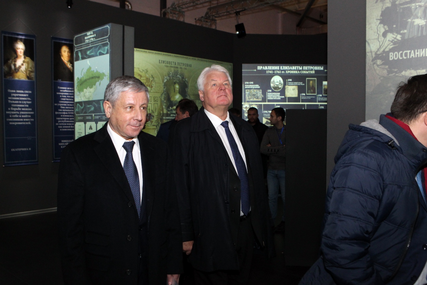 Слева: Генеральный директор ООО «Газпром трансгаз Казань» Рафкат Кантюков. Справа: заместитель Председателя Правления ПАО «Газпром» Валерий Голубев осматривают музей истории