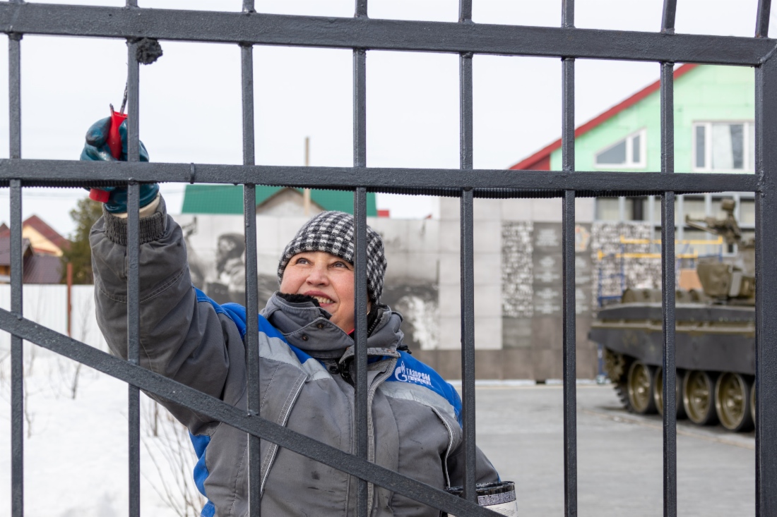 Газодобытчики обновили мемориальное панно и отреставрировали малые архитектурные формы