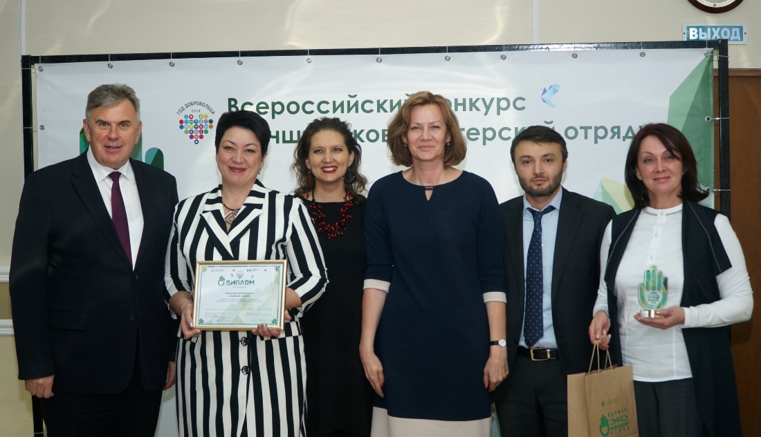 Награда эковолонтерского отряда «Зеленый штурм» вручена начальнику отдела охраны окружающей среды и энергосбережения технического управления ООО «Газпром трансгаз Москва» Ольге Непряхиной, заместителю руководителя отряда, оператору ГРС филиала ООО «Газпром трансгаз Москва» Воронежское ЛПУМГ Елене Жуковой, председателю первичной профсоюзной организации филиала ООО «Газпром трансгаз Москва» Воронежское ЛПУМГ Татьяне Горбатенко Награда эковолонтерского отряда «Зеленый штурм» вручена начальнику отдела охраны окружающей среды и энергосбережения технического управления ООО «Газпром трансгаз Москва» Ольге Непряхиной, заместителю руководителя отряда, оператору ГРС филиала ООО «Газпром трансгаз Москва» Воронежское ЛПУМГ Елене Жуковой, председателю первичной профсоюзной организации филиала ООО «Газпром трансгаз Москва» Воронежское ЛПУМГ Татьяне Горбатенко