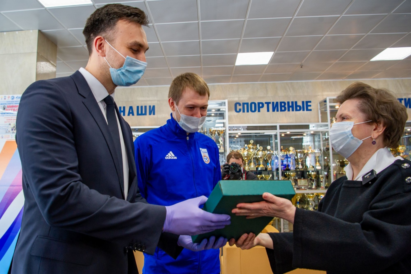 Памятная плакетка от игроков МФК «Газпром-ЮГРА»
