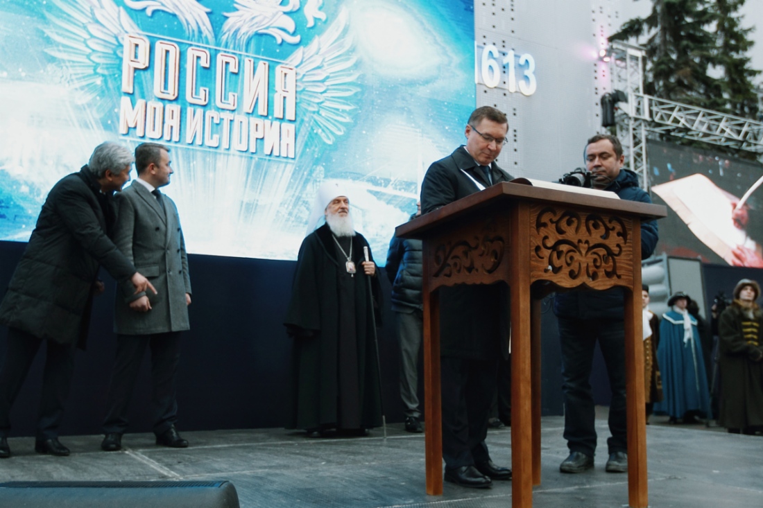 Указ об открытии музея губернатор Тюменской области подписал на сенсорном экране стилизованной под перо ручкой для электронных документов