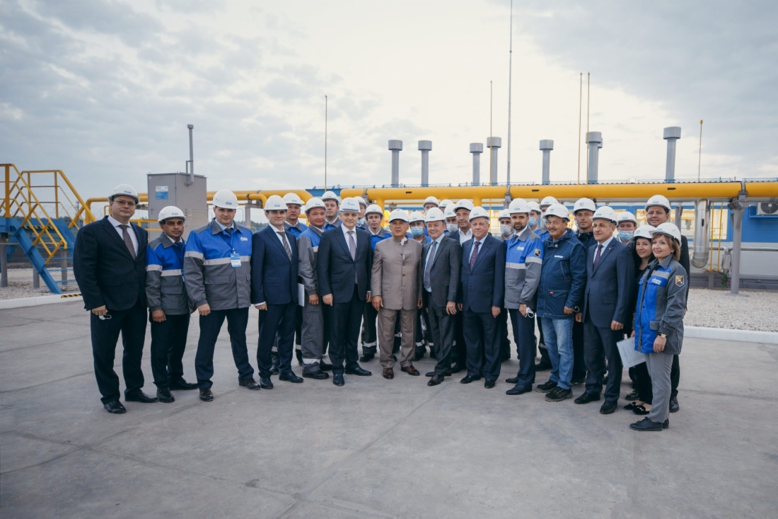 Общая фотография сотрудников ООО «Газпром трансгаз Казань» с Президентом Республики Татарстан Рустамом Миннихановым и заместителем Председателя Правления ПАО «Газпром» Олегом Аксютиным