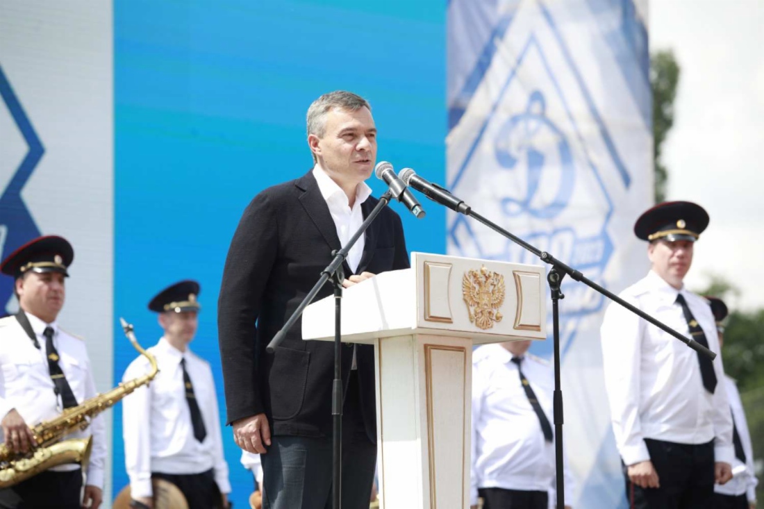 Торжественное приветствие гостей от советника генерального директора Фонда поддержки социальных инициатив Газпрома Николая Кузьмичева