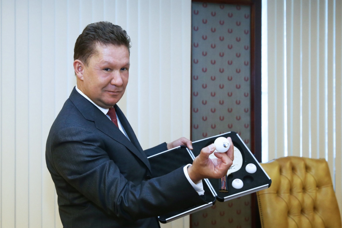 В рамках встречи членов Правления с клубом настольного тенниса «Факел — Газпром» (г. Оренбург) игроки клуба вручили Алексею Миллеру профессиональную ракетку и именную футболку