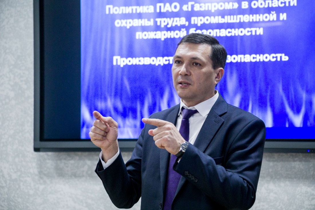 Студентов «Газпром-группы» приветствует начальник инженерно-технического центра ООО «Газпром трансгаз Уфа» Тагир Бакиев