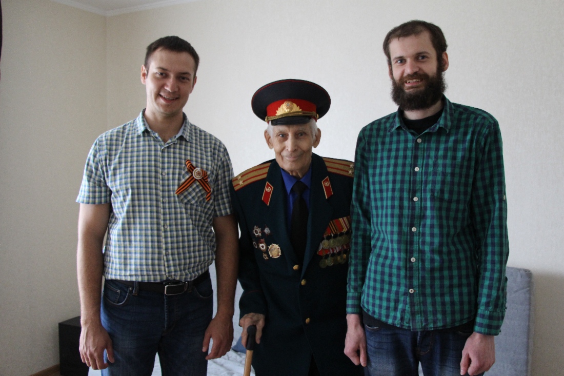 Всегда рядом с Николаем Андреевичем Заевым — Никита, один из его 6 любимых внуков (на фото справа)