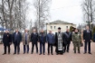 Участники церемонии зажжения Вечного огня у памятника Неизвестному солдату в р. п. Некрасовское Некрасовского района Ярославской области