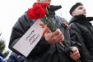 Участники церемонии зажжения Вечного огня у памятника Неизвестному солдату в р. п. Некрасовское Некрасовского района Ярославской области
