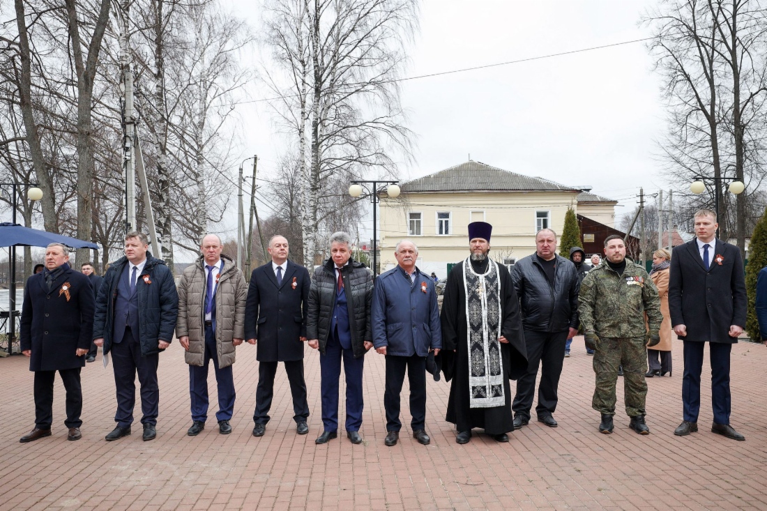 Участники церемонии зажжения Вечного огня у памятника Неизвестному солдату в р. п. Некрасовское Некрасовского района Ярославской области