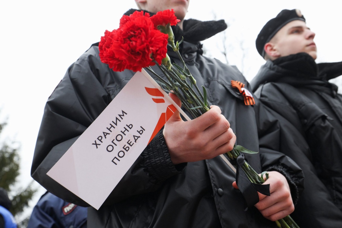 Участники церемонии зажжения Вечного огня у памятника Неизвестному солдату в р. п. Некрасовское Некрасовского района Ярославской области