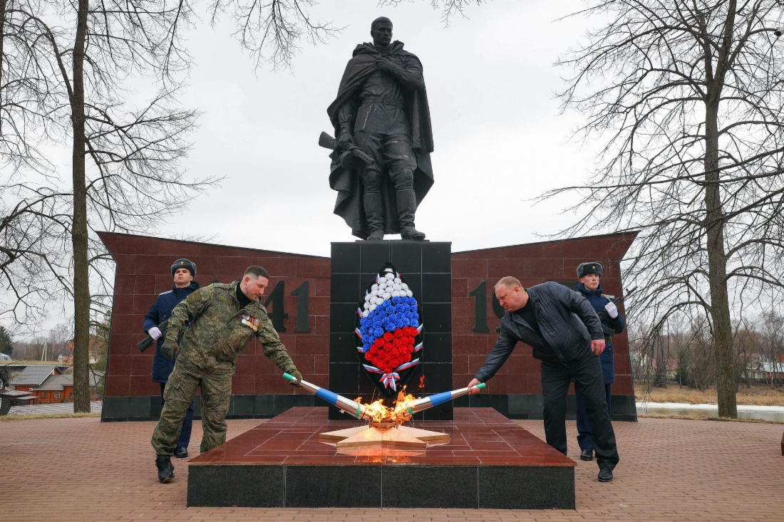 Зажжение Вечного огня у памятника Неизвестному солдату в р. п. Некрасовское Некрасовского района Ярославской области