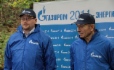 Матвей Геллер и Виктор Маматов во время высадки 60 саженцев редких видов деревьев в рамках природоохранного мероприятия «Экология и спорт» в Сочи