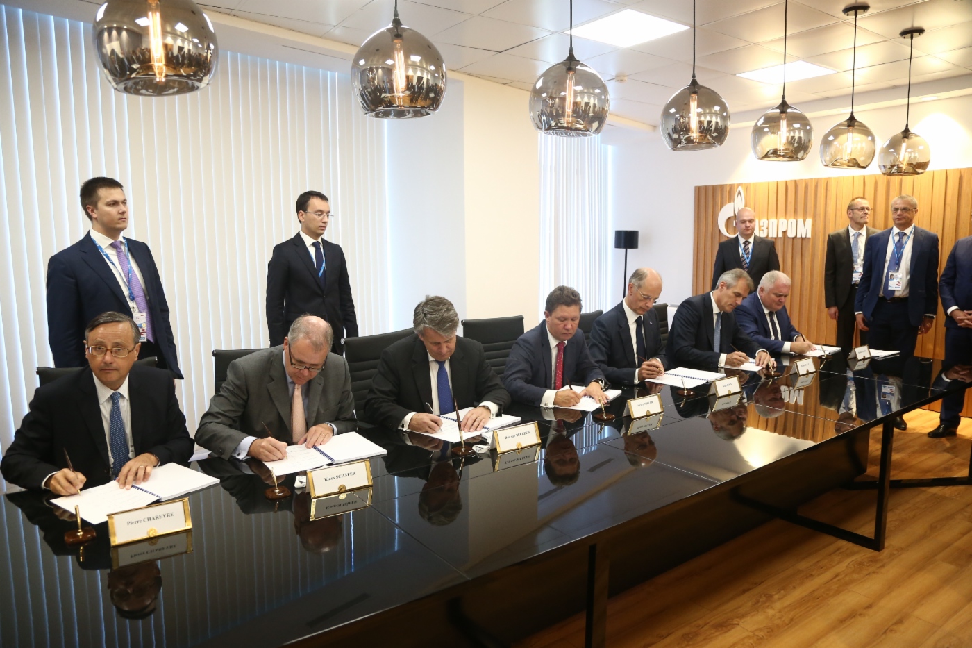 Заместитель генерального директора ENGIE Пьер Шарейр, член Правления E.ON SE Клаус Шефер, Главный управляющий директор Royal Dutch Shell Бен ван Берден, Алексей Миллер, Председатель Правления BASF SE Курт Бок и Председатель Правления OMV AG Райнер Зеле подписали Соглашение акционеров для создания газопроводной системы «Северный поток — 2»