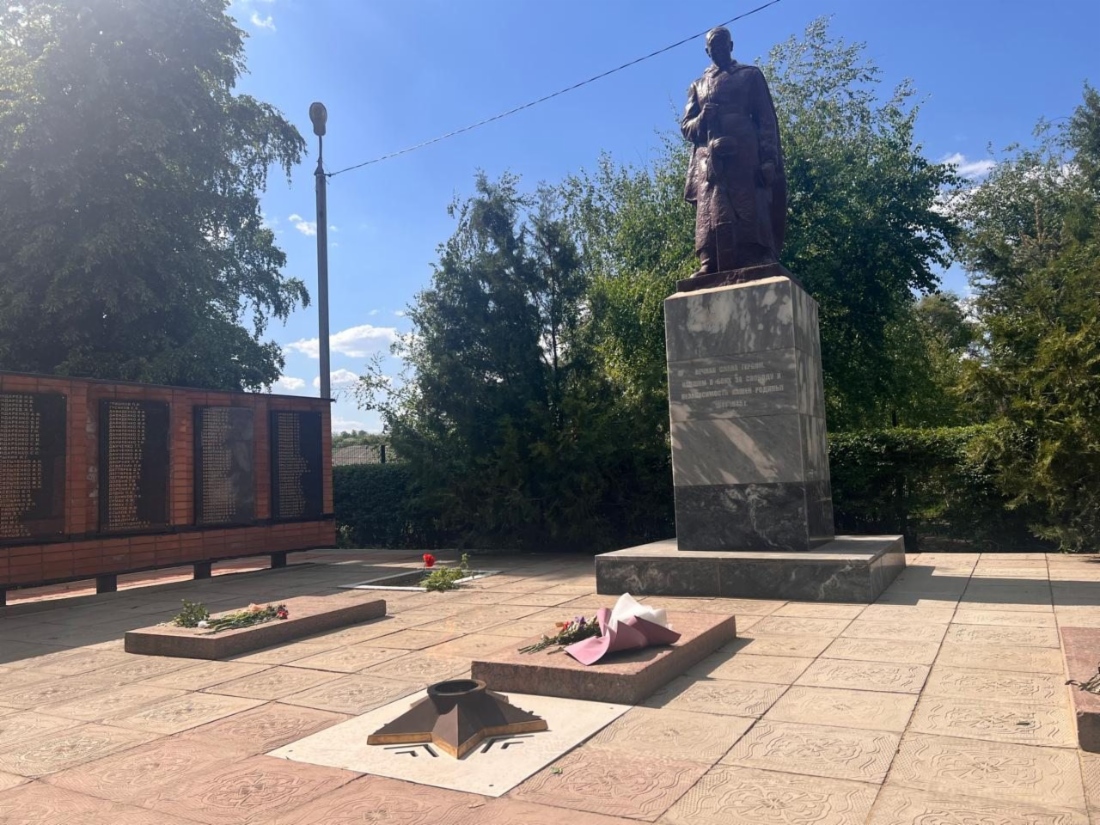 Мемориал героям Великой Отечественной войны, сл. Кашары, Ростовская область
