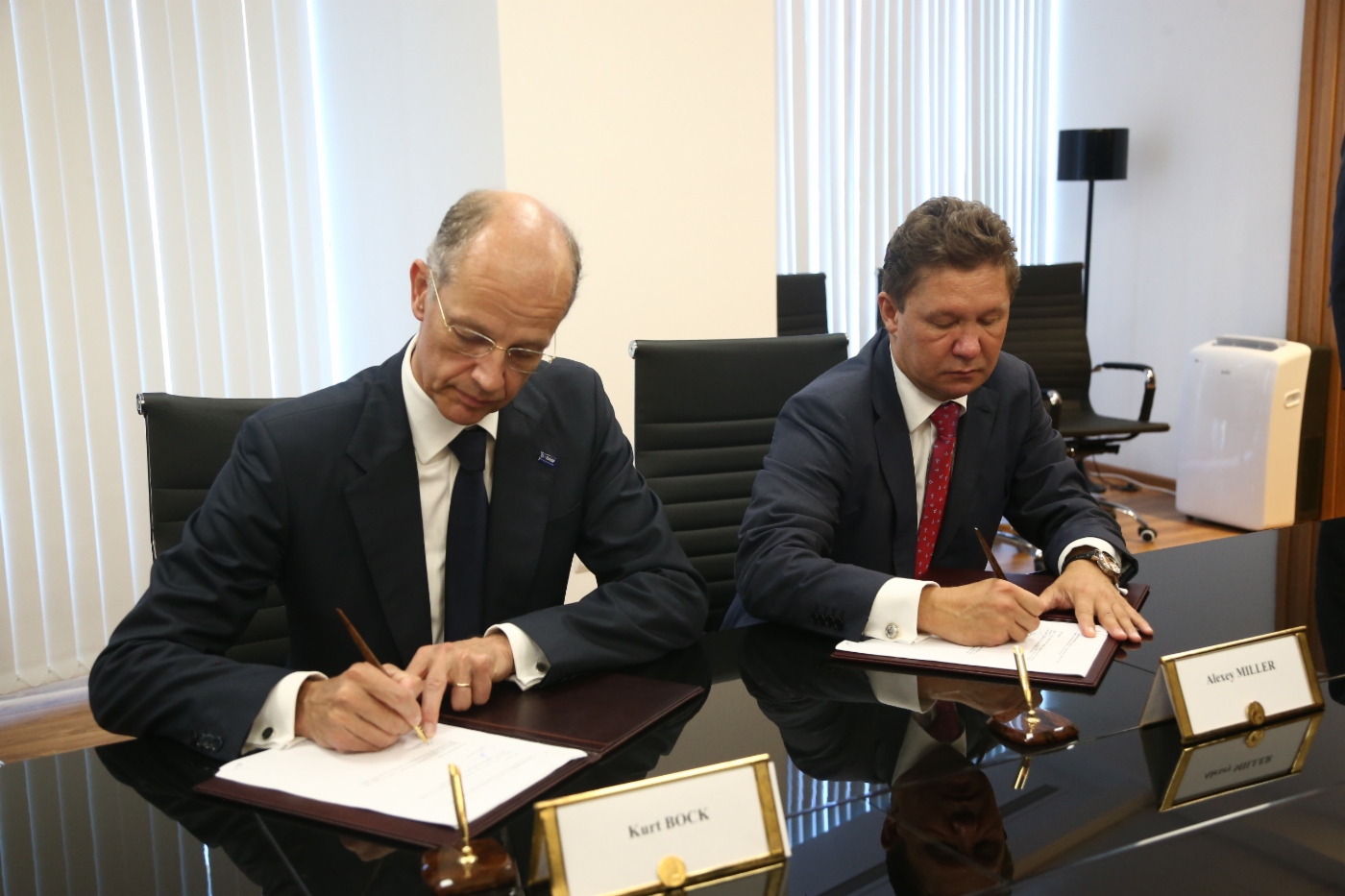 Председатель Правления BASF SE Курт Бок и Алексей Миллер подписали Соглашение о закрытии сделки по обмену активами между ПАО «Газпром» и компанией Wintershall Holding GmbH