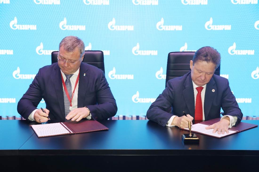 В рамках Петербургского международного экономического форума — 2022 Алексей Миллер и губернатор Астраханской области Игорь Бабушкин подписали Соглашение о сотрудничестве в сфере развития использования природного газа в качестве моторного топлива в Астраханской области