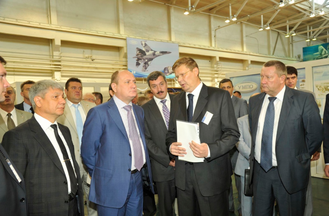 Делегация «Газпрома» во главе с Виталием Маркеловым (второй слева) посетила производственные цеха «Уфимского моторостроительного производственного объединения»