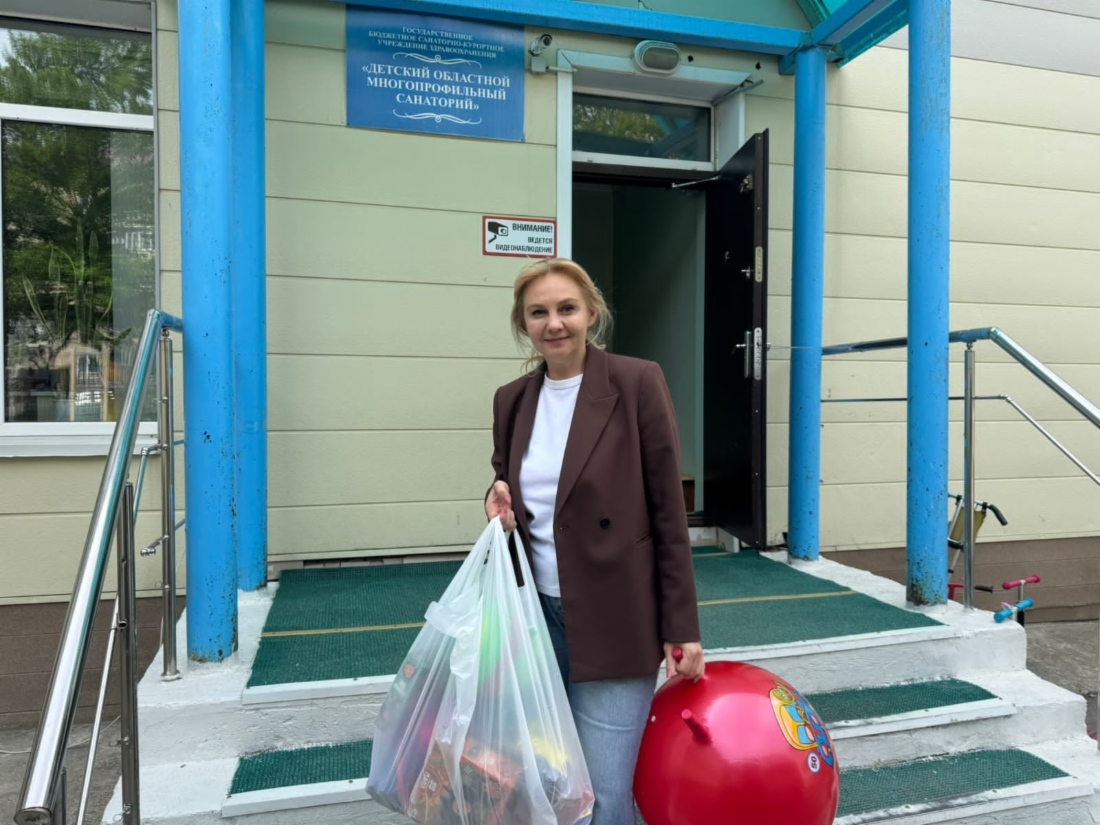 Работники компании передали подарки в детский многопрофильный санаторий