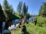 Процесс выпуска личинок пеляди в реку Аанньаах Вилюйского водохранилища
