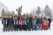 Участники турнира у памятника первому генеральному директору ООО «Газпром добыча Надым» Владиславу Стрижову, в память о котором проводятся соревнования