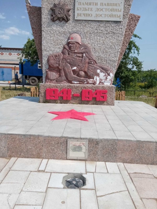 Газовики УАВР № 1 продолжают следить за состоянием подшефного мемориала учителям и выпускникам Долгодеревенской школы, погибшим на войне