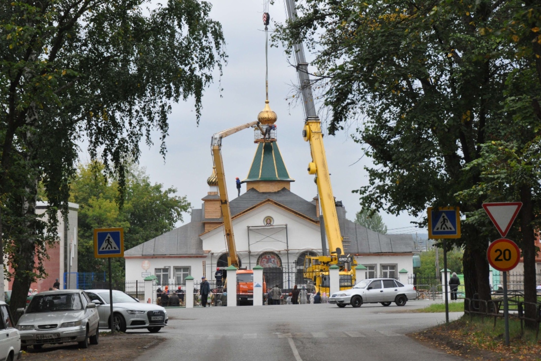 Центральный купол встает на свое место