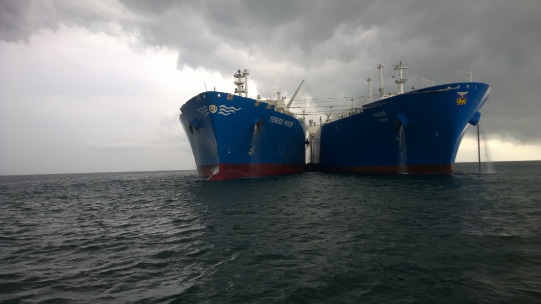 Gazprom Marketing & Trading осуществила первую перевалку СПГ в открытом море