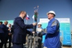 Заместитель генерального директора по экономике и финансам ООО «Газпром межрегионгаз» Николай Головкин принимает факел от сотрудника газораспределительной организации