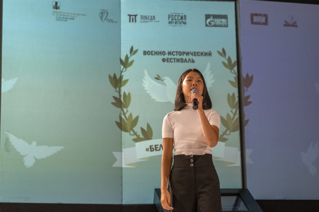 Выступление вокалистки на церемонии награждения фестиваля «Белый голубь»
