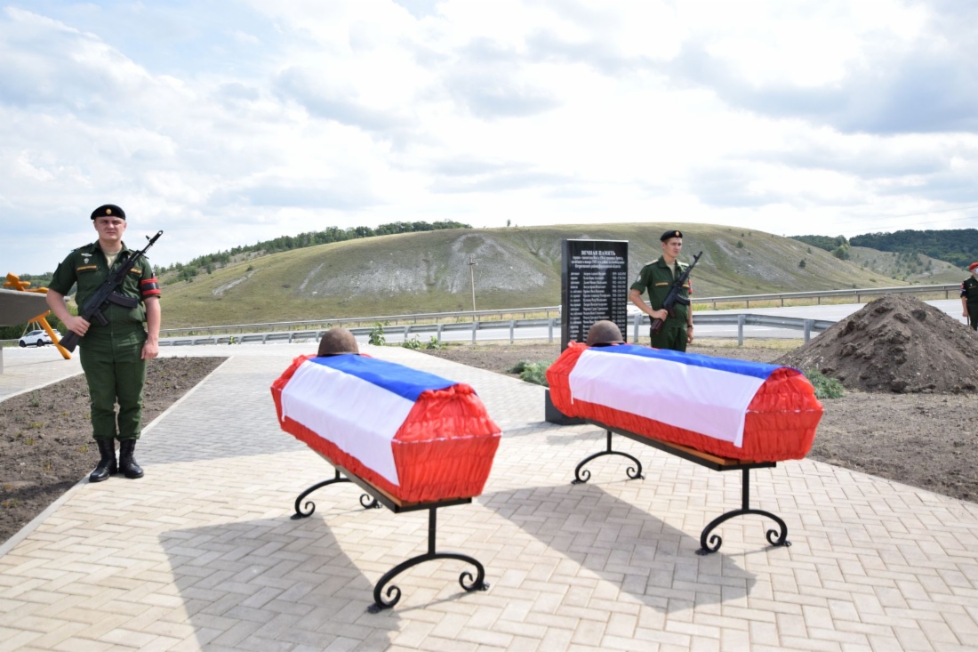 Церемония перезахоронении воинских останков на братской могиле на въезде в село Ездочное Острогожского района