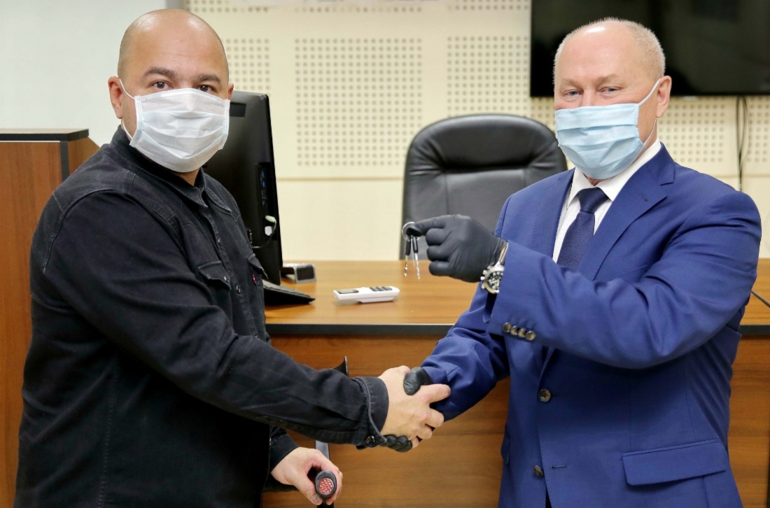 Глава Тазовского района Василий Паршаков вручил ключи от машины главному врачу Тазовской ЦРБ Эльдару Фараджеву