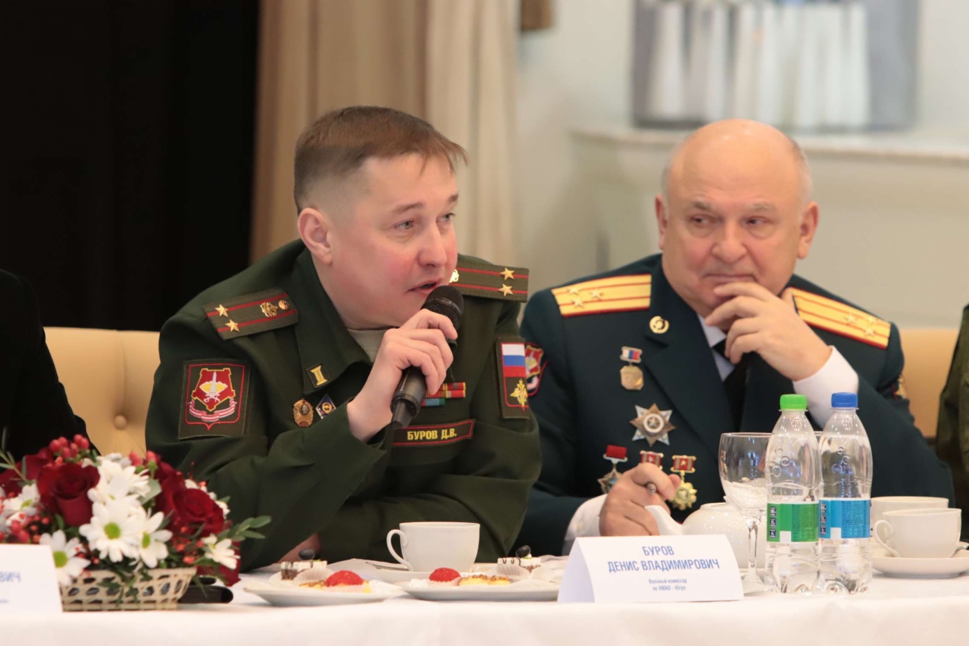 Слева направо: почетные гости военно-патриотической акции в Югорске военный комиссар по ХМАО — Югре Денис Буров, председатель окружного совета ветеранов войны и труда ХМАО — Югры Александр Громут