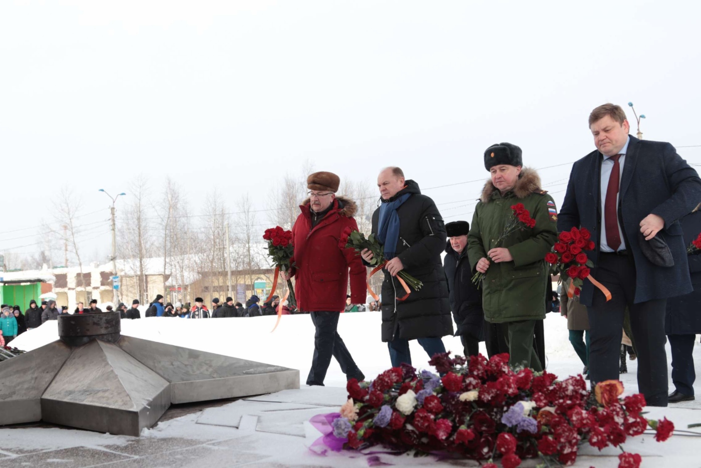 Церемония возложения цветов к мемориалу «Защитникам Отечества и первопроходцам земли Югорской»