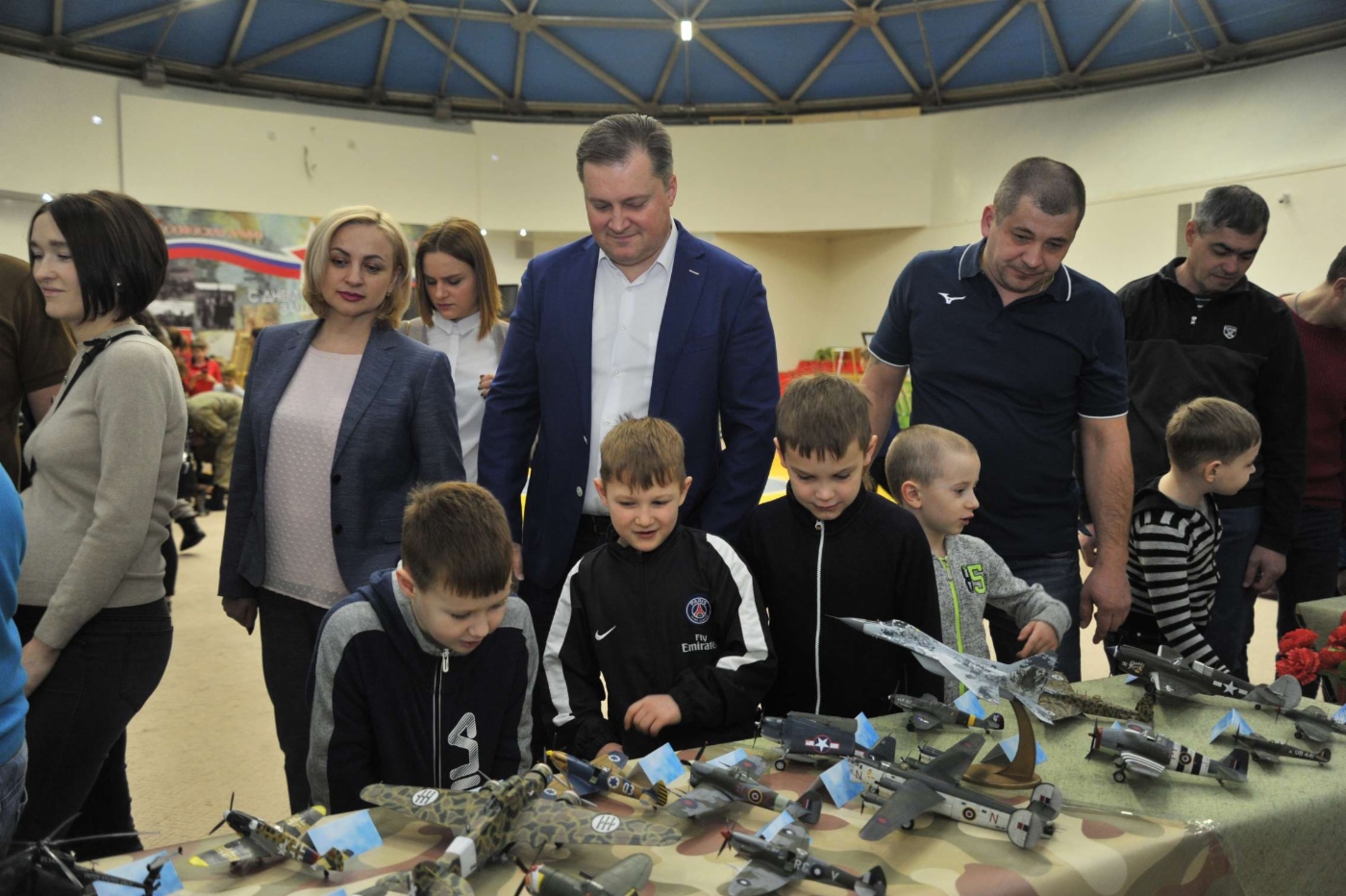 Юные участники акции знакомятся с авиамоделями