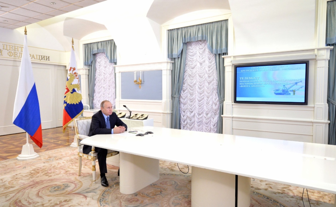 Команду на начало загрузки танкера нефтью Новопортовского месторождения дал по видеосвязи Президент Российской Федерации Владимир Путин