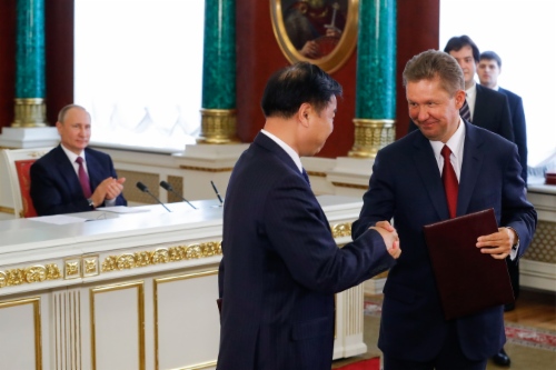 В Москве Председатель Совета директоров CNPC Ван Илинь и Алексей Миллер подписали Дополнительное соглашение к Договору купли-продажи природного газа по «восточному» маршруту. Церемония обмена подписанными документами состоялась в присутствии Президента Российской Федерации Владимира Путина и Председателя Китайской Народной Республики Си Цзиньпина. Фото ТАСС В Москве Председатель Совета директоров CNPC Ван Илинь и Алексей Миллер подписали Дополнительное соглашение к Договору купли-продажи природного газа по «восточному» маршруту. Церемония обмена подписанными документами состоялась в присутствии Президента Российской Федерации Владимира Путина и Председателя Китайской Народной Республики Си Цзиньпина. Фото ТАСС