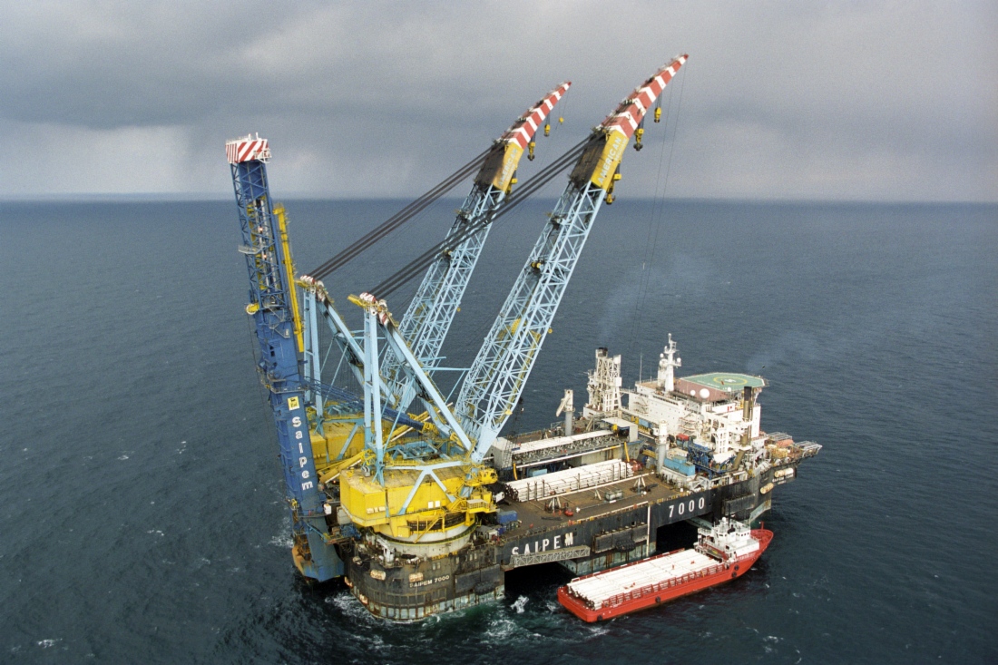 Судно-трубоукладчик «Сайпем 7000» производит укладку газопровода «Голубой поток», Черное море, Россия, 2002 год. Фото ОАО «Газпром»