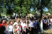 Школьники и местные жители на церемонии перезахоронения
