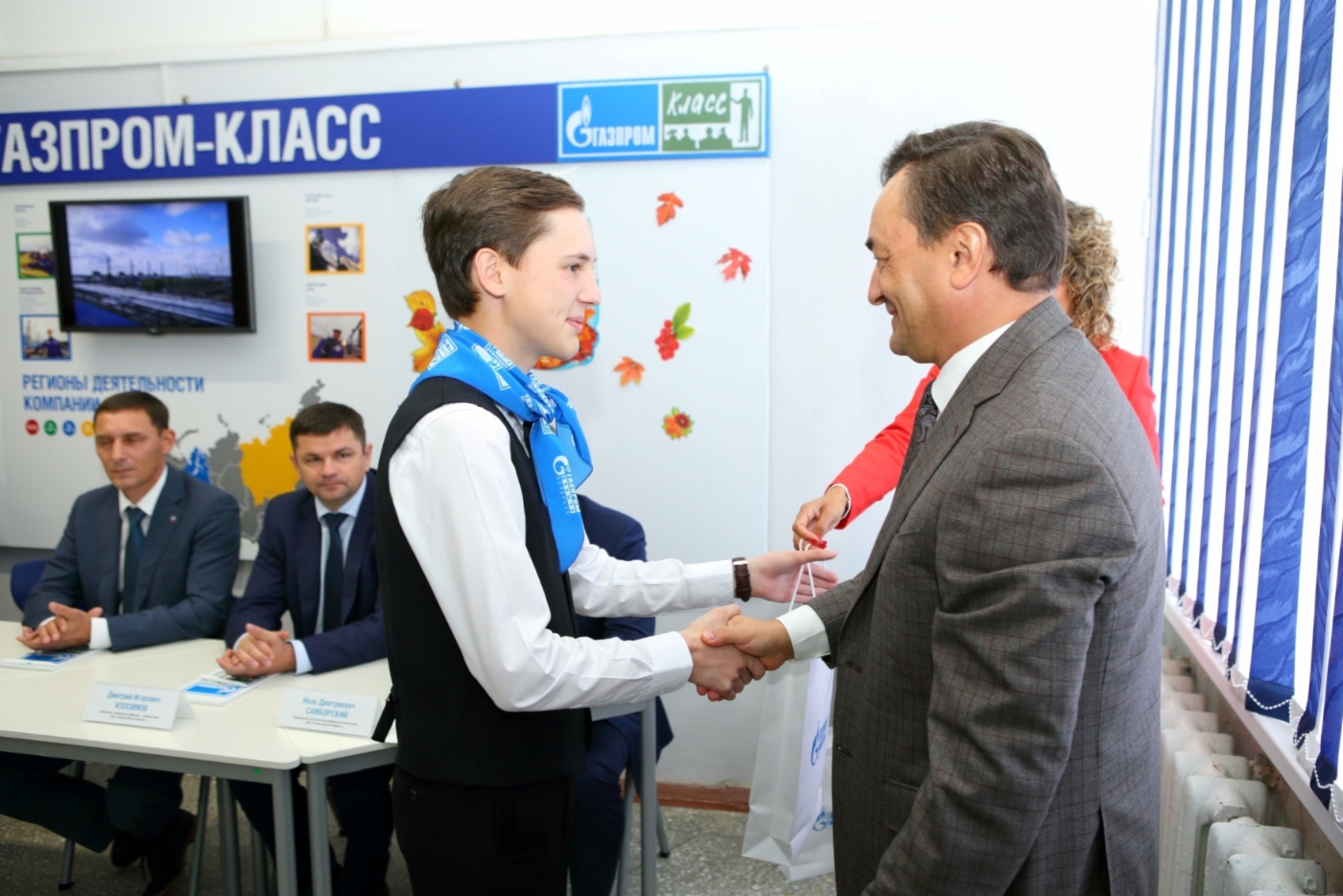 Генеральный директор ООО «Газпром добыча Ноябрьск» Игорь Крутиков повязывает символические галстуки ученикам «Газпром-класса»