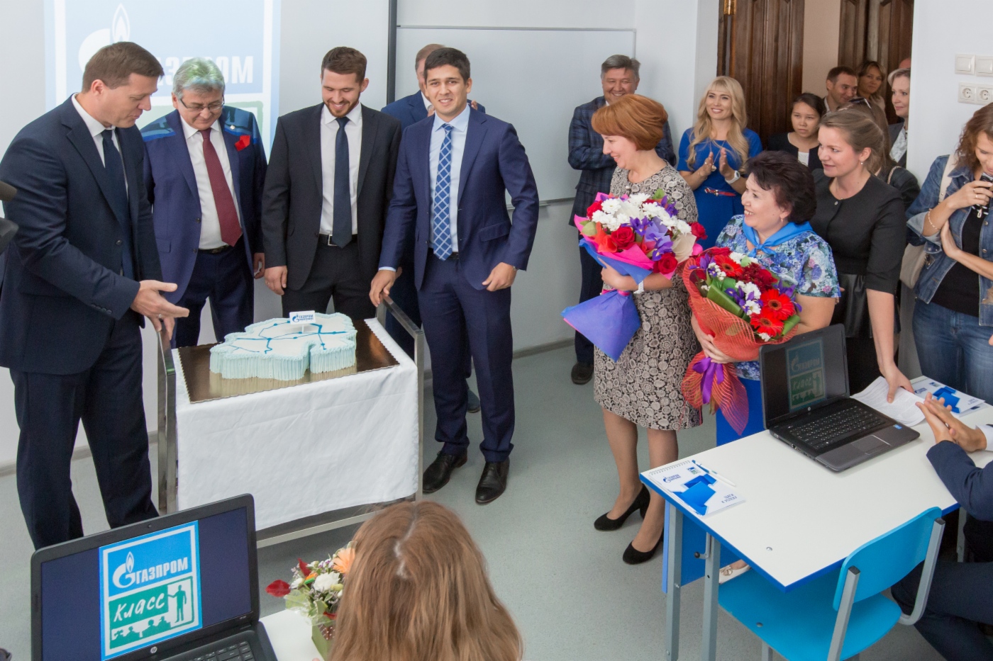 Заместитель генерального директора по управлению персоналом ООО «Газпром трансгаз Уфа» Дмитрий Пономарев поздравил обучающихся в «Газпром-классе» и подарил сладкий подарок: торт в виде карты Республики Башкортостан